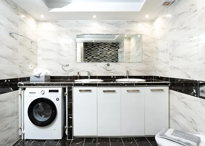 Crystal Haven Luxury Apartment By Binobi!