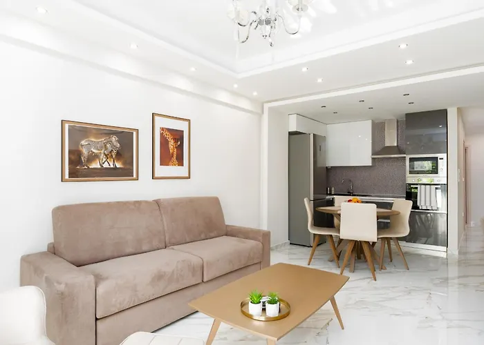 Crystal Haven Luxury Apartment By Binobi!